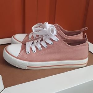 Converse Style Sneaker